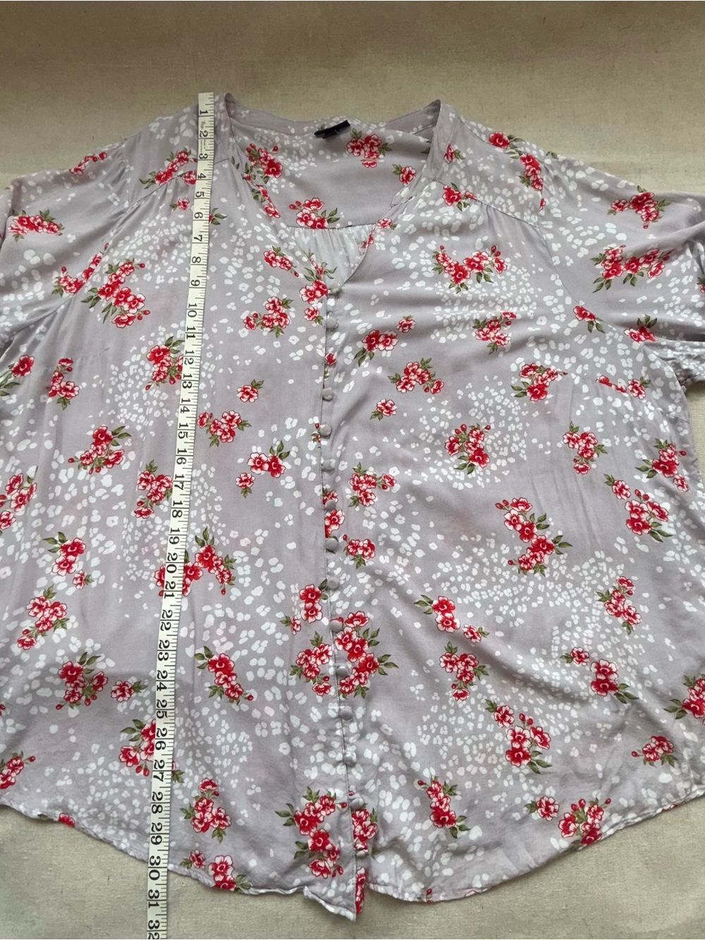 Torrid Women's Blouse Grey with Red Flowers & White Polka Dots Torrid Size 3 - Picture 10 of 13